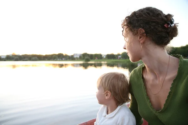 Мать и ребенок на озере — стоковое фото