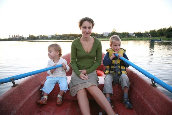 Matka a dítě v lodi na jezeře — Stock fotografie