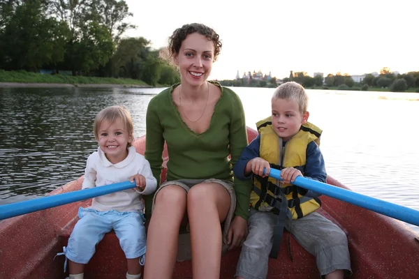 Мать и ребенок в лодке на озере 2 — стоковое фото