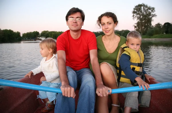 Семья в лодке на озере — стоковое фото