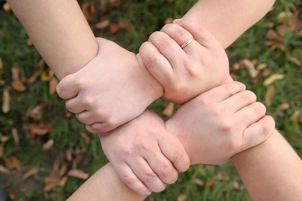 Quatre mains se tiennent mutuellement — Photo