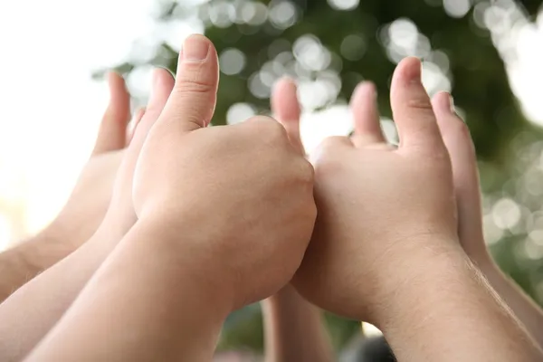 Ruce zvednuté palce — Stock fotografie