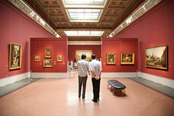Visitantes no museu — Fotografia de Stock