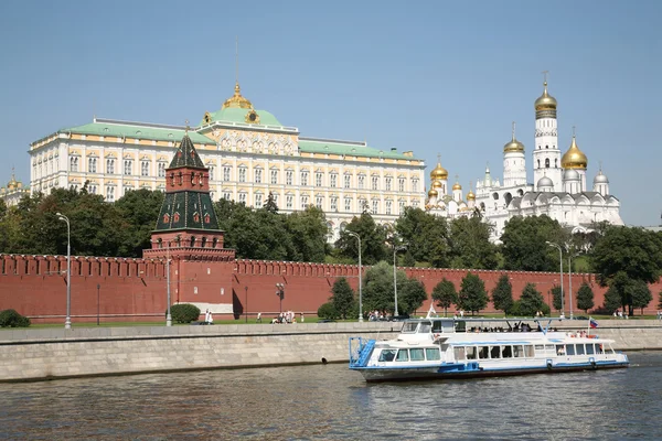 Rzeka statek na tle Kremla — Zdjęcie stockowe