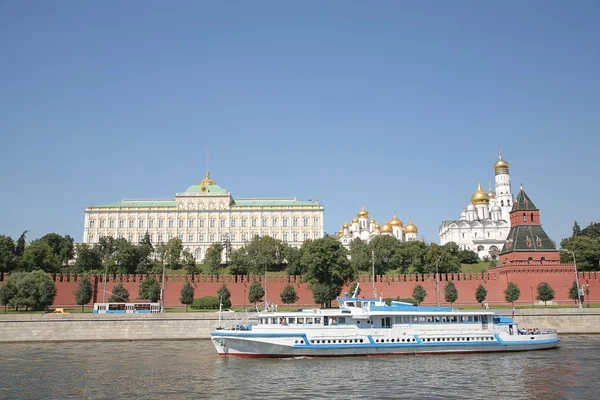 Речной корабль на фоне Кремля — стоковое фото