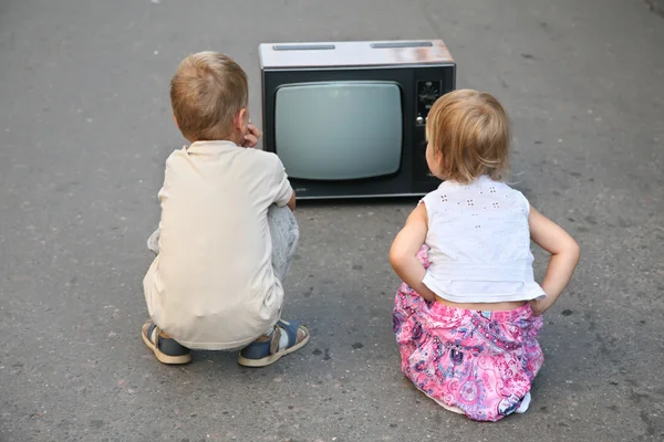 Children on the road in the old television set — Stock Photo, Image