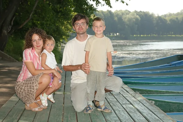 Familjen på båten dock — Stockfoto