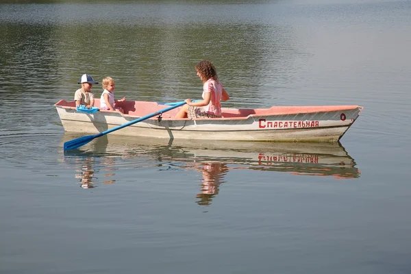 Moeder met de kinderen in de boot — Stockfoto