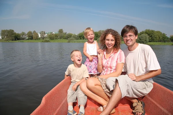 Família com as crianças no barco — Fotografia de Stock