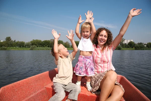 Mãe feliz com as crianças no barco — Fotografia de Stock