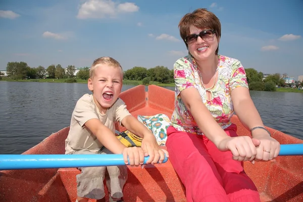 Женщина и мальчик в лодке с веслами 2 — стоковое фото