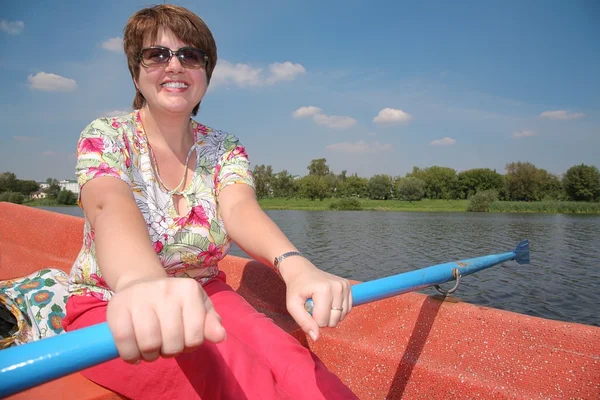 Woman in the boat with the oars — Stock Photo, Image