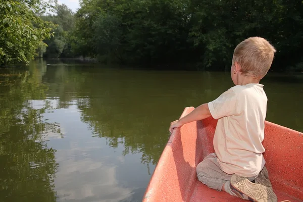 Junge im Boot — Stockfoto