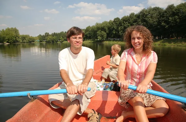 Vader, moeder en zoon in de boot — Stockfoto