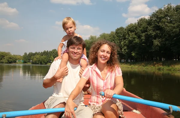 2 ボートで湖で家族 — ストック写真