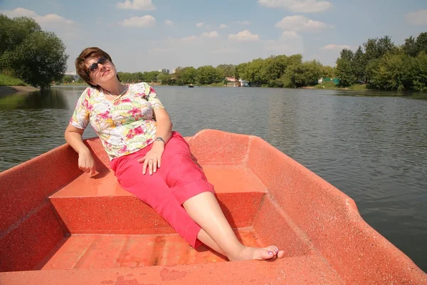 Mujer en el lago en el barco — Foto de Stock