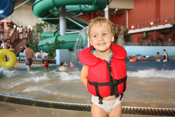 Dziecko w aquaparku — Zdjęcie stockowe
