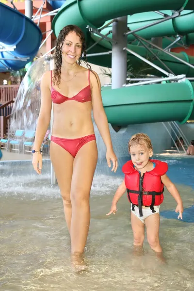 Matka i dziecko w aquaparku — Zdjęcie stockowe