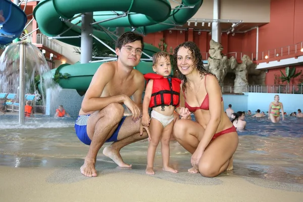 Familj i aquapark — Stockfoto