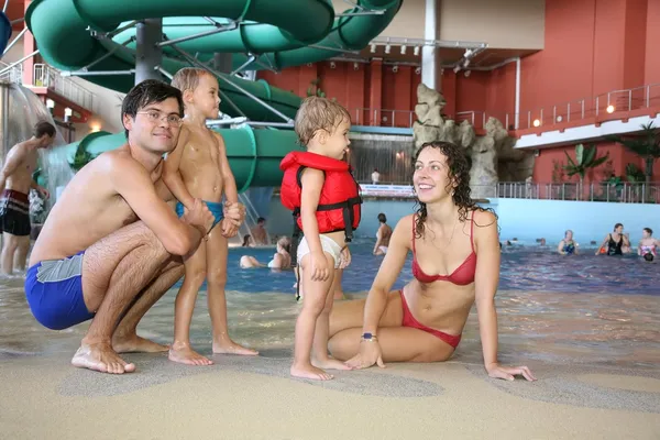 Familie im Aquapark 2 — Stockfoto