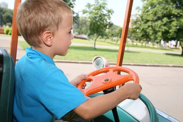 Junge im Spielzeugauto 2 — Stockfoto