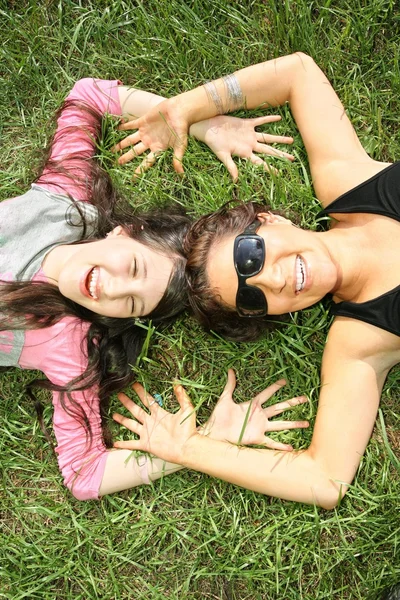 Matka a dcera leží na trávě 2 — Stock fotografie