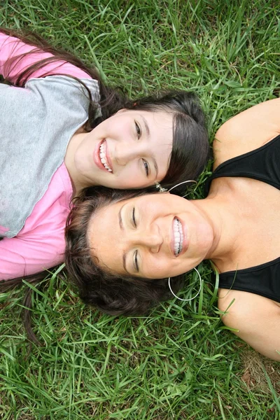 Anya és lánya a fűben — Stock Fotó