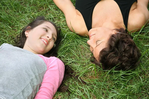 Madre e hija yacen en la hierba 2 — Foto de Stock