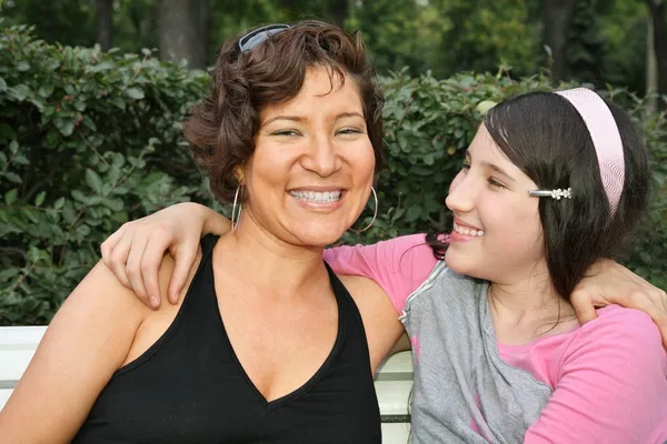 Mother and daughter sit on the bench — Stock Photo, Image