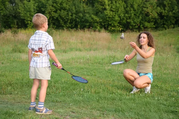 Mãe brinca com filho em badminton — Fotografia de Stock