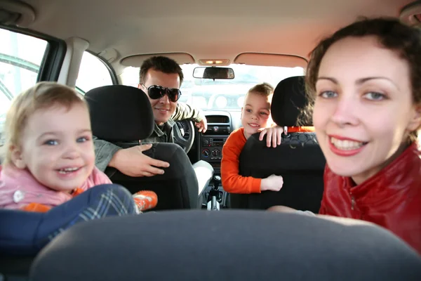 Rodzina w samochodzie — Zdjęcie stockowe
