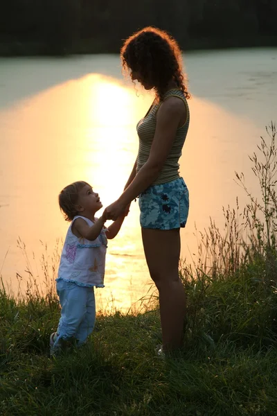 Мать и ребенок на побережье — стоковое фото