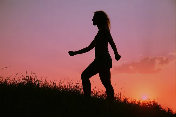 Kvinna silhuett i solnedgången — Stockfoto