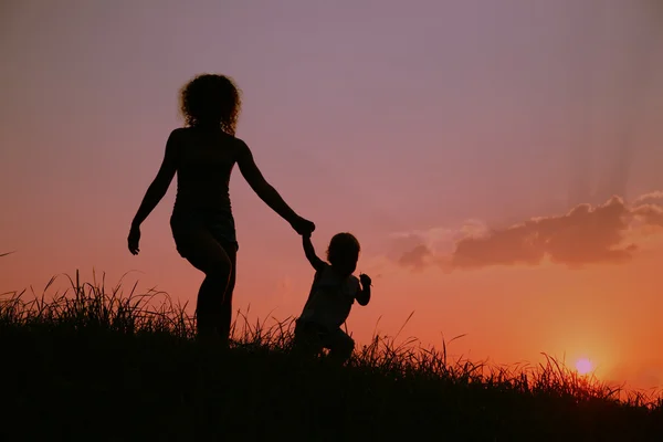 Silhouette madre e bambino — Foto Stock