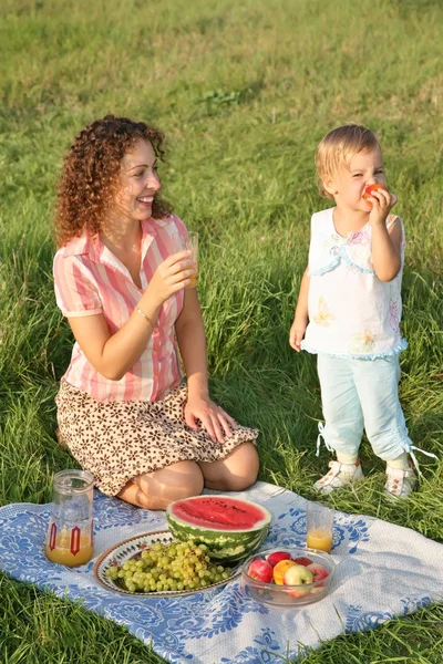 母亲和女儿在野餐 — 图库照片
