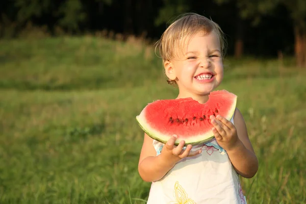 Barnet med melon — Stockfoto