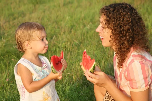 Madre e figlia mangiano anguria — Foto Stock