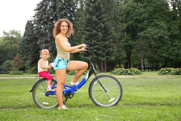 Mère et fille à vélo — Photo