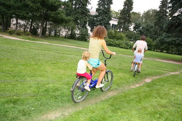 在自行车上的家庭 — 图库照片
