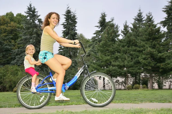 Mother and daughter ride on bicycle 2 — Stockfoto