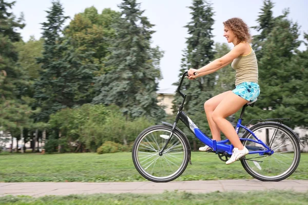 Giovane donna in bicicletta — Foto Stock