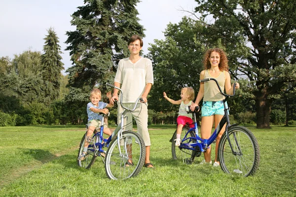 Family of four with bikes — Stock Photo, Image