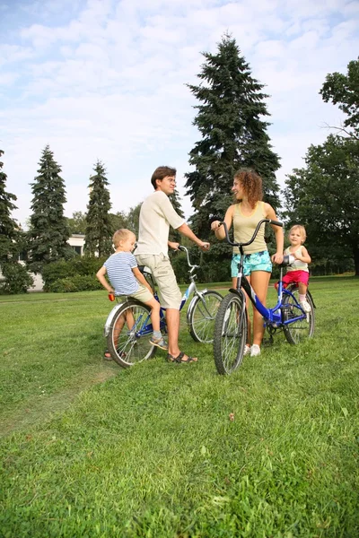 Los padres con en bicicletas — Foto de Stock