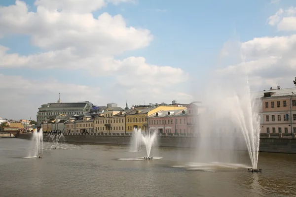 Springbrunnen am Moskauer Fluss — Stockfoto