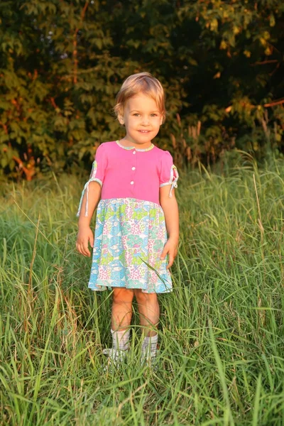 Mała dziewczynka na trawie — Zdjęcie stockowe