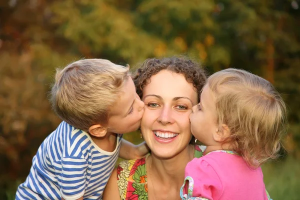 Children kiss the mother — Stock Photo, Image
