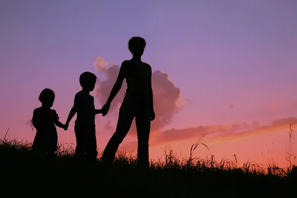 Moeder en kinderen silhouet — Stockfoto