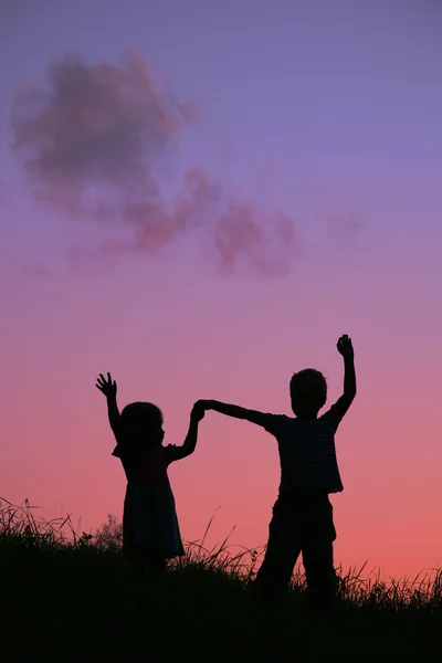 Kinder bei Sonnenuntergang — Stockfoto