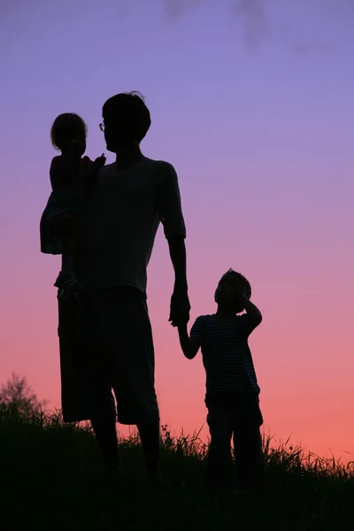Ο πατέρας και τα παιδιά στο ηλιοβασίλεμα — Φωτογραφία Αρχείου