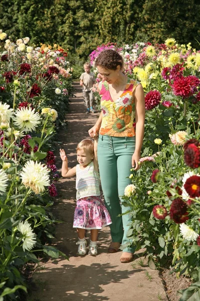 Anya és a gyermek virágok — Stock Fotó